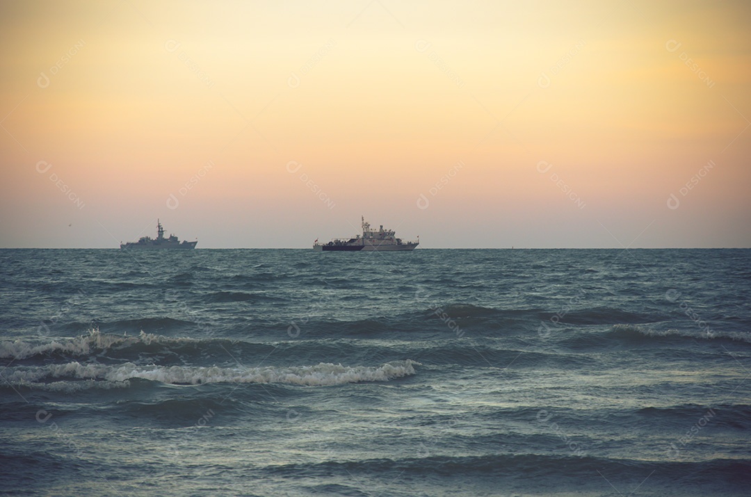 Belo barco e mar no fundo do céu.