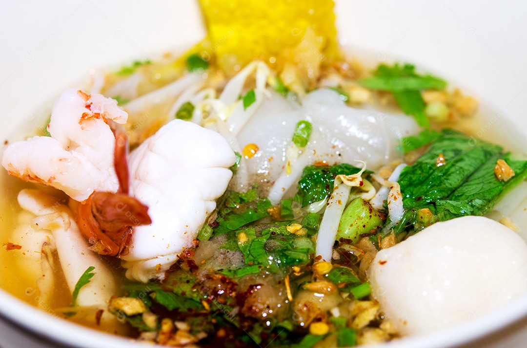 Macarrão asiático como alimento Camarão e almôndegas.