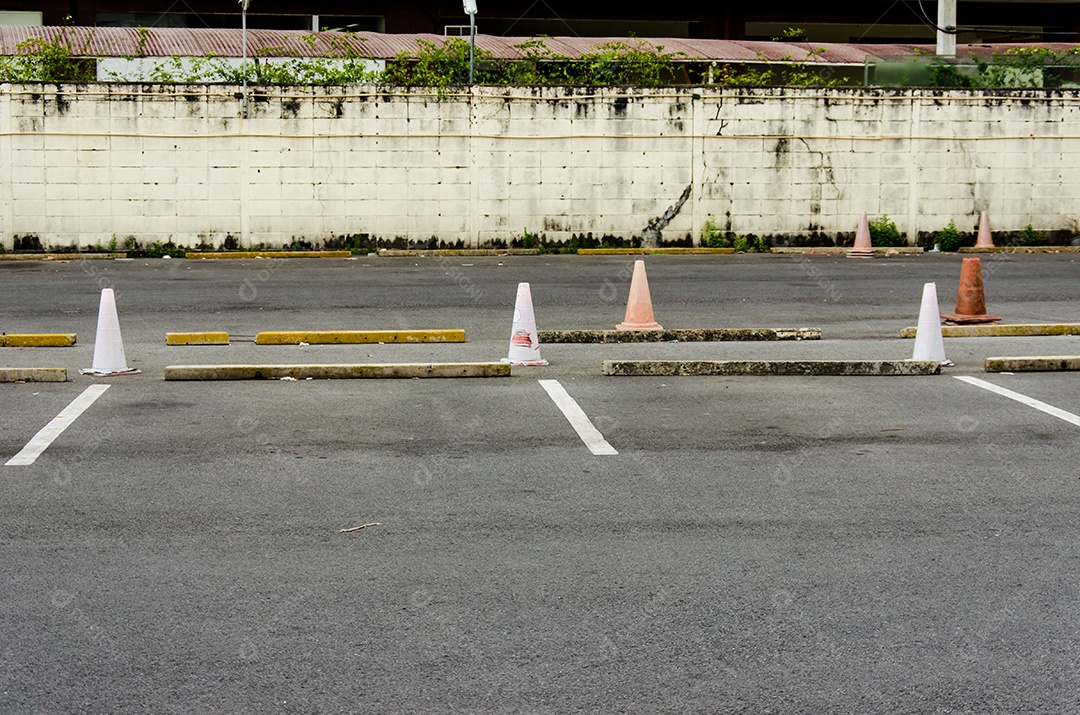 O espaço vazio é um estacionamento.