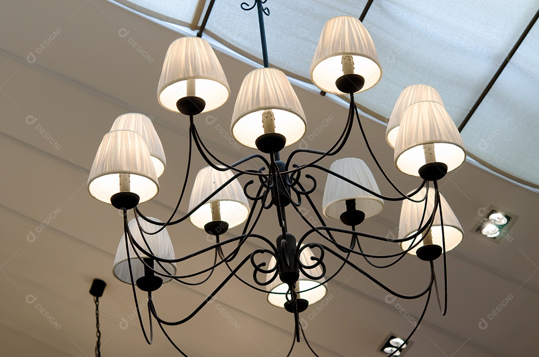 Lâmpadas modernas penduradas no teto.