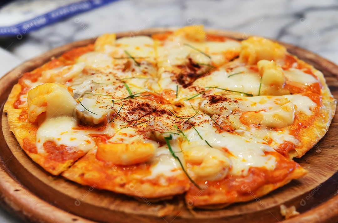 Sopa de camarão Pizza é um alimento que se mistura com a Tailândia e a Itália.