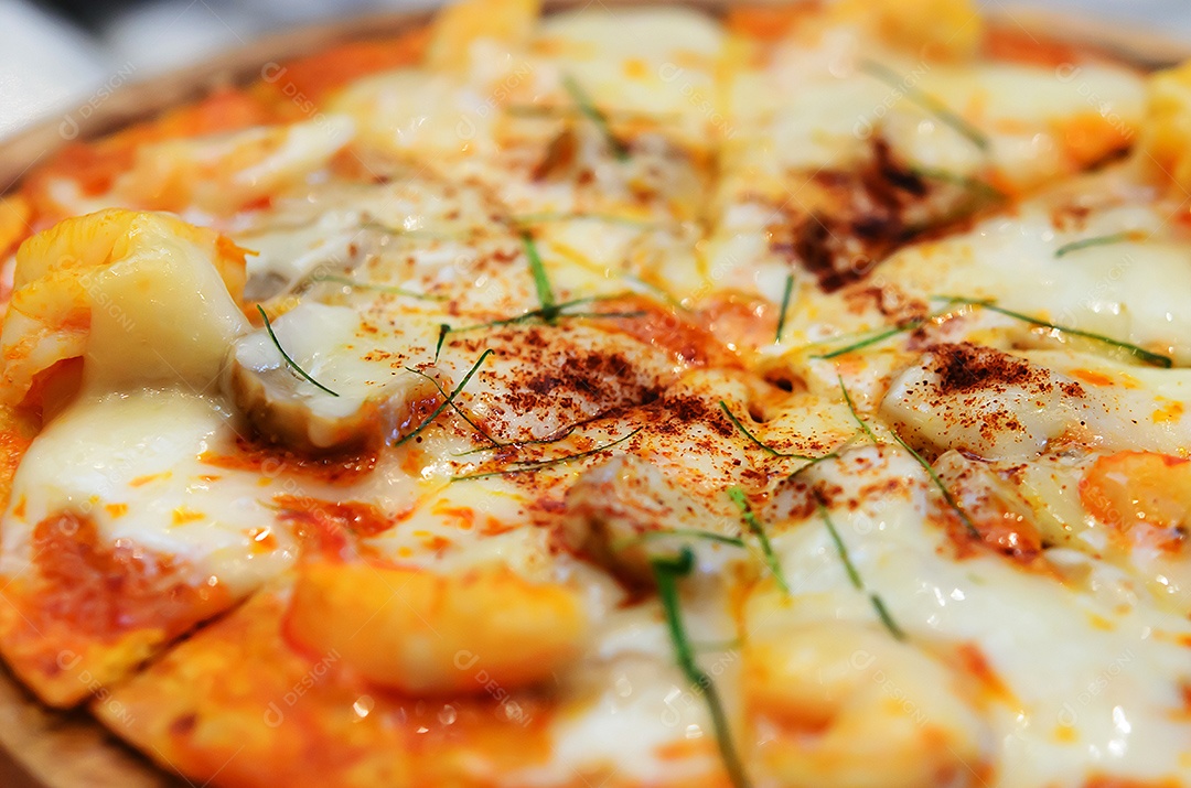 Sopa de camarão pizza é um alimento que se mistura com a Tailândia e a Itália.