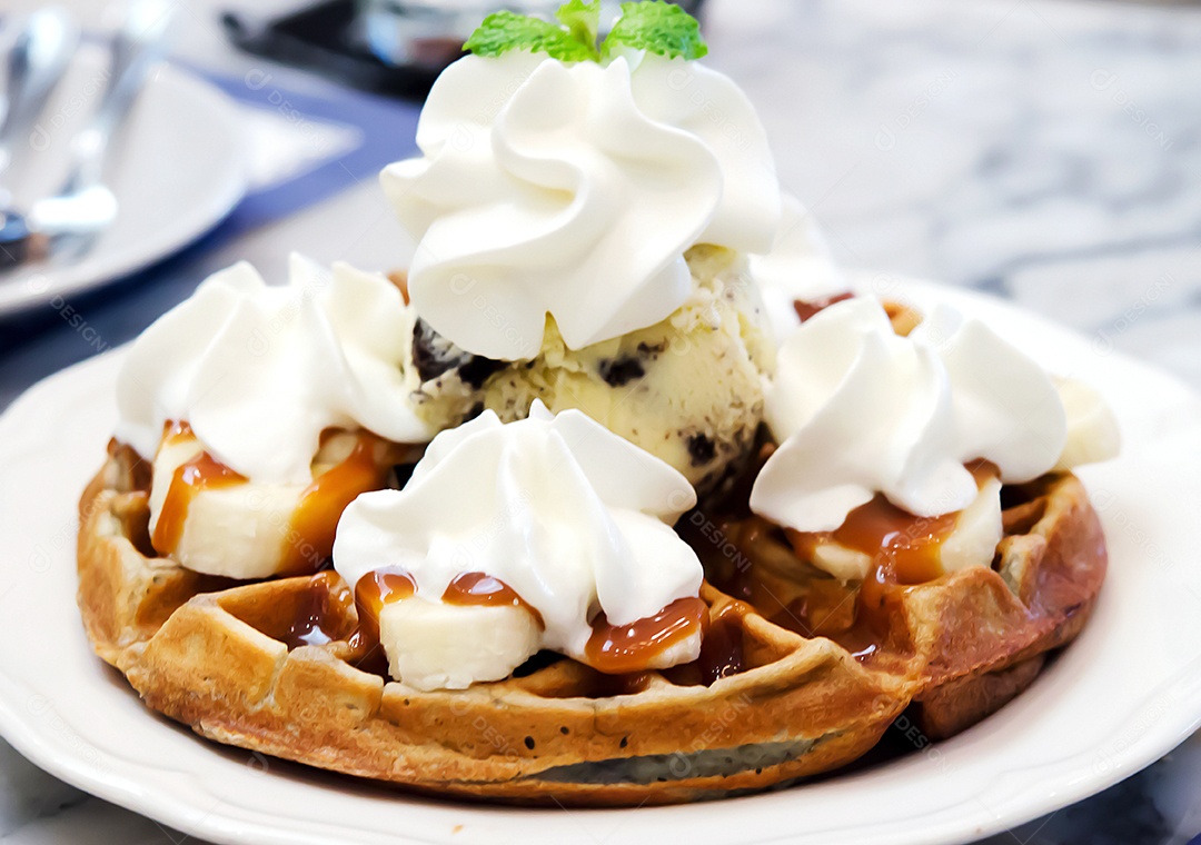 Waffles e sorvete de baunilha.
