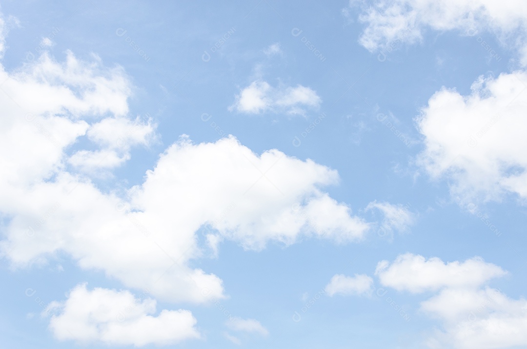 Nuvens bonitas e um dia de céu azul.