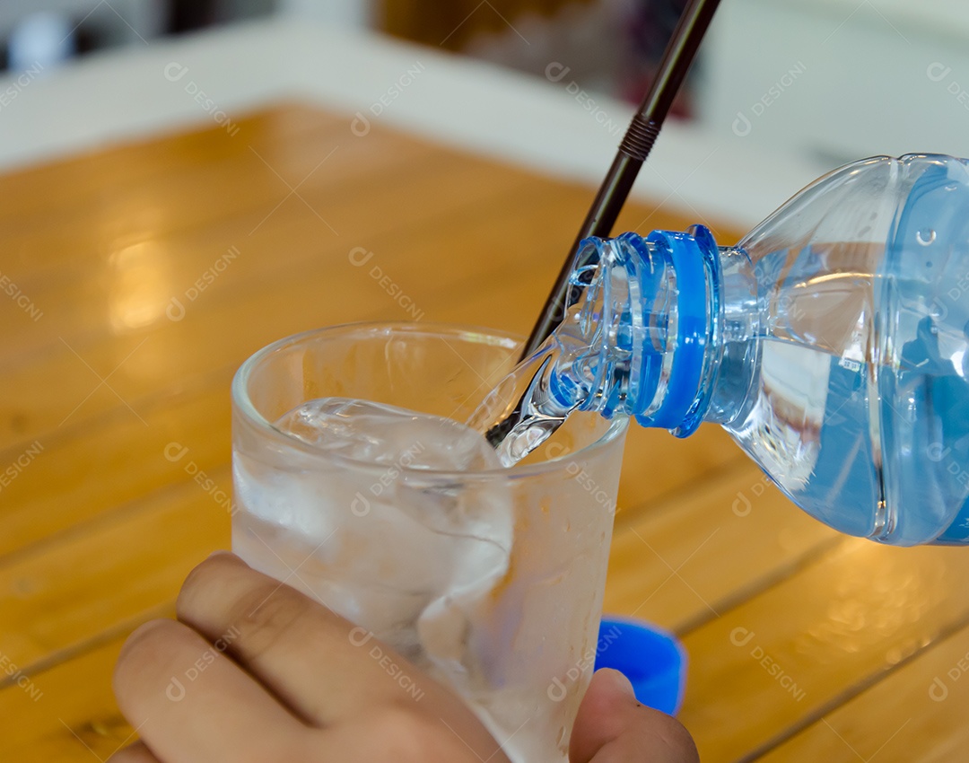 Água derramando em vidro.