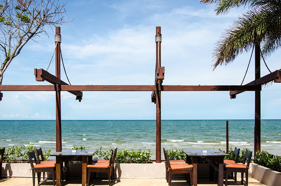 Mesa à beira-mar na praia na Tailândia.