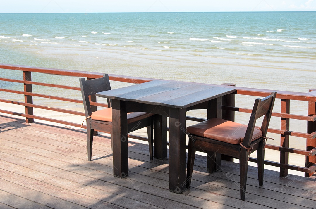 Mesa à beira-mar na praia na Tailândia.