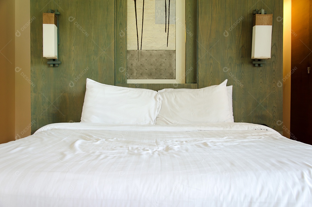 O moderno uma grande cama branca.