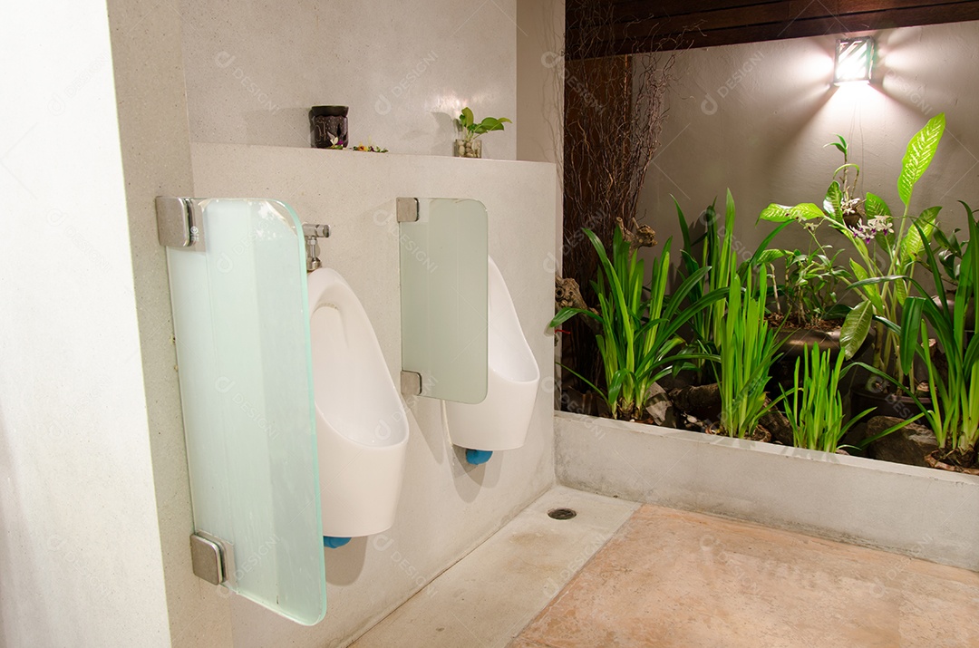 Homens mictórios em banheiros públicos uma fila.