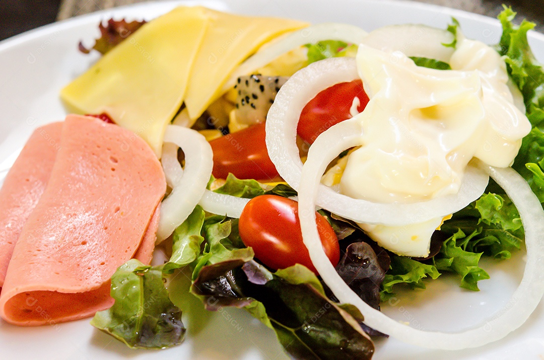 Salada de legumes no prato branco.