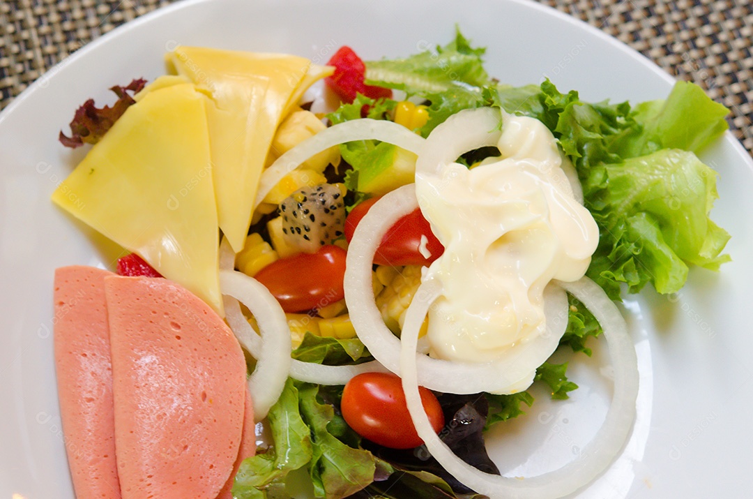 Salada de legumes no prato branco.