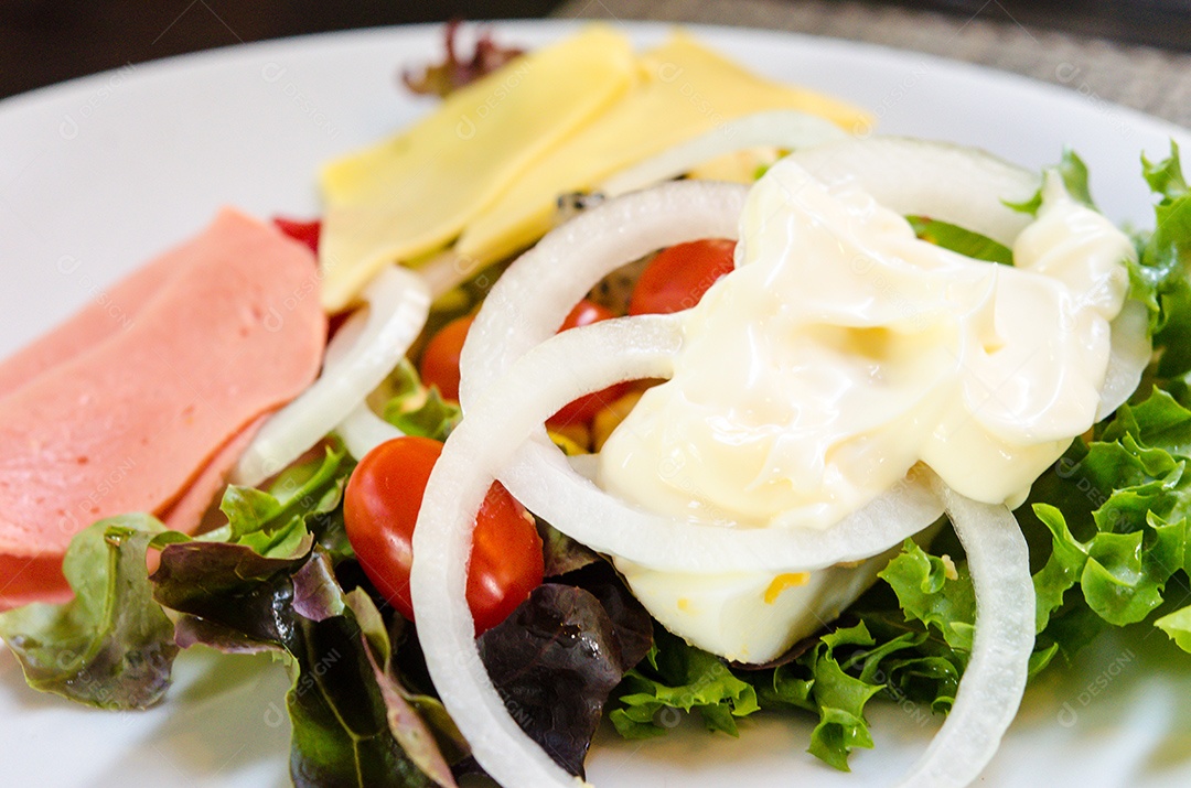 Salada de legumes no prato branco.