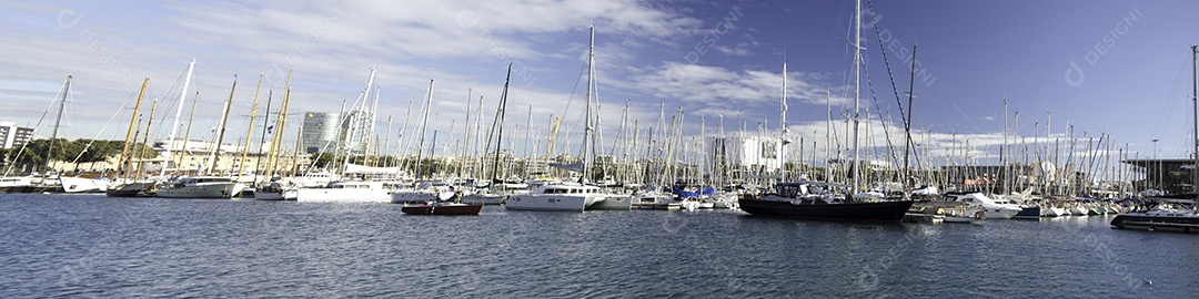 Barcos panorâmicos no porto de Port Vell Barcelona Espanha