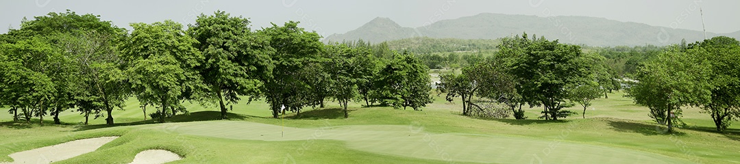 Panorama do clube de golfe, grama verde.