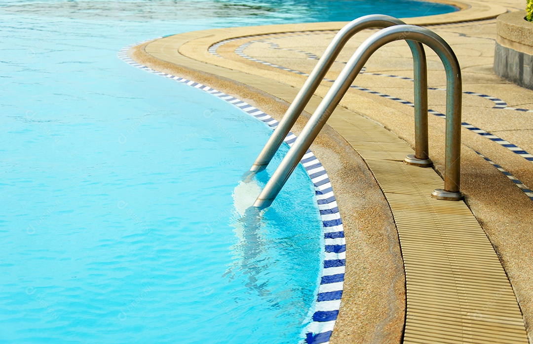 Detalhes da água azul da piscina.