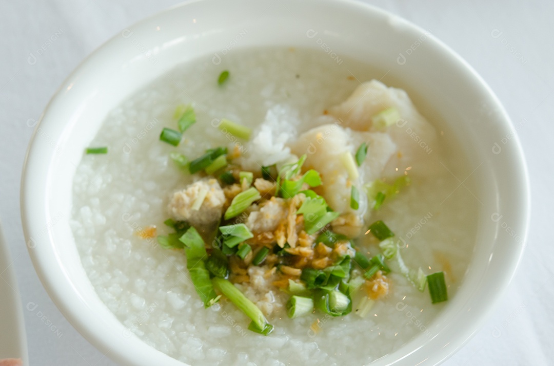 Peixe em uma tigela de mingau.