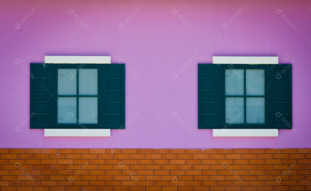 Janelas feitas de madeira como estilo moderno.