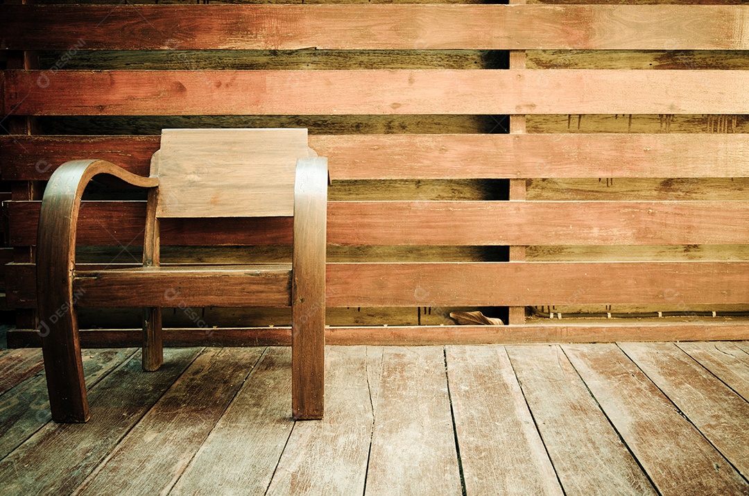 Cadeiras de madeira e um fundo de madeira.