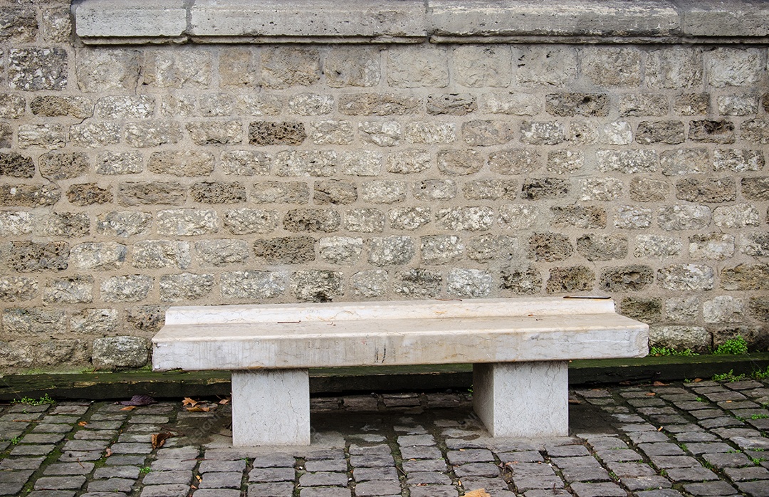 Bancos na parede do fundo.