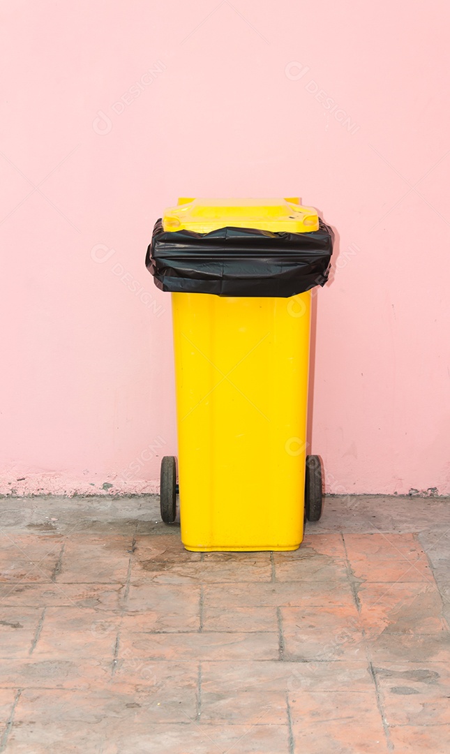 Lixo plástico amarelo no chão.