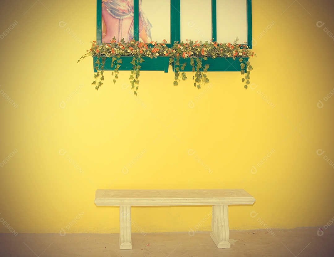 Bancos na parede do fundo.