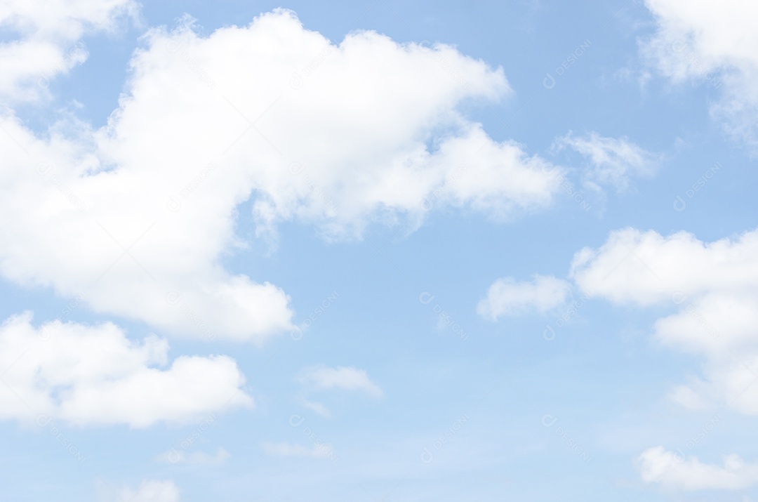 Nuvens bonitas e um dia de céu azul.