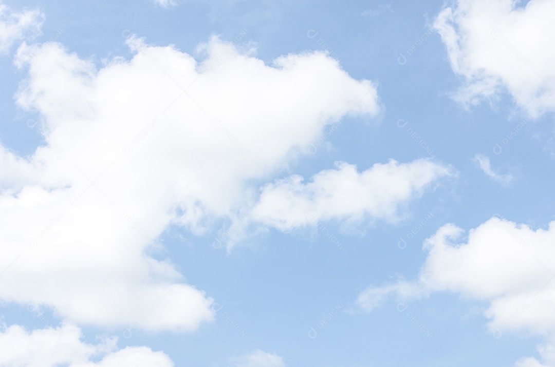 Nuvens bonitas e um dia de céu azul.