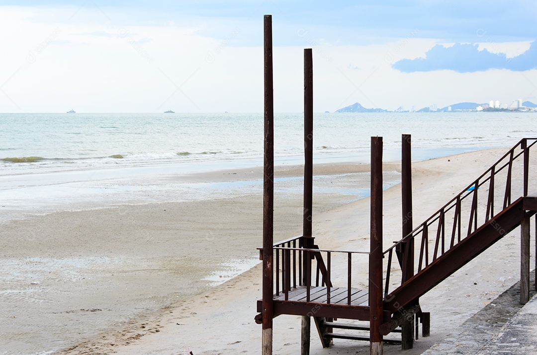 Mar e ponte de madeira na Tailândia.