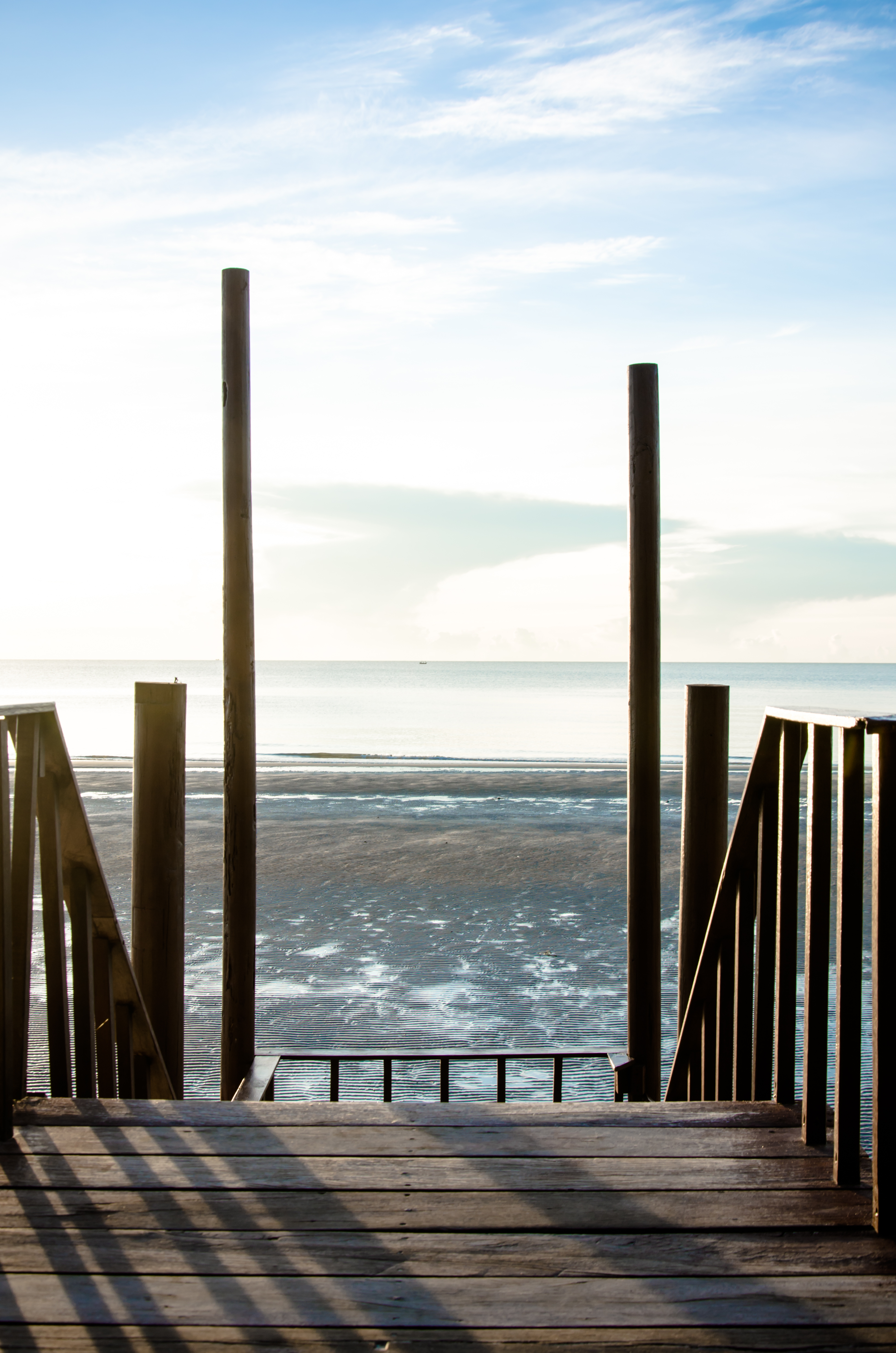 Mar e ponte de madeira na Tailândia.