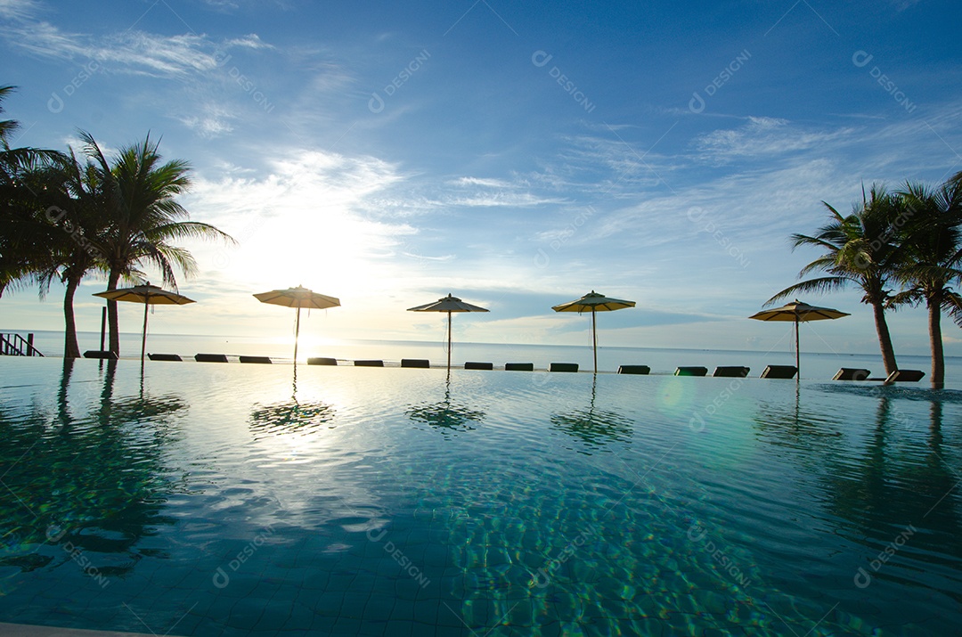 Piscina e mar na tailândia.