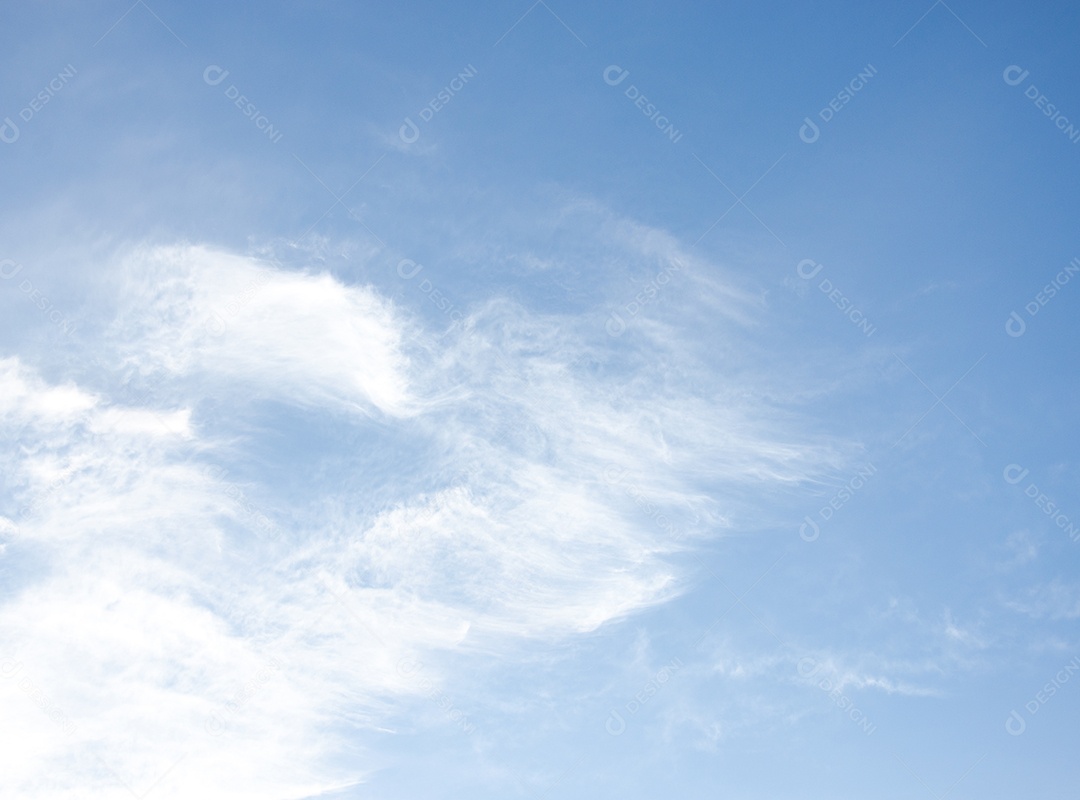 Nuvens brancas em um céu azul. Fundo do céu.