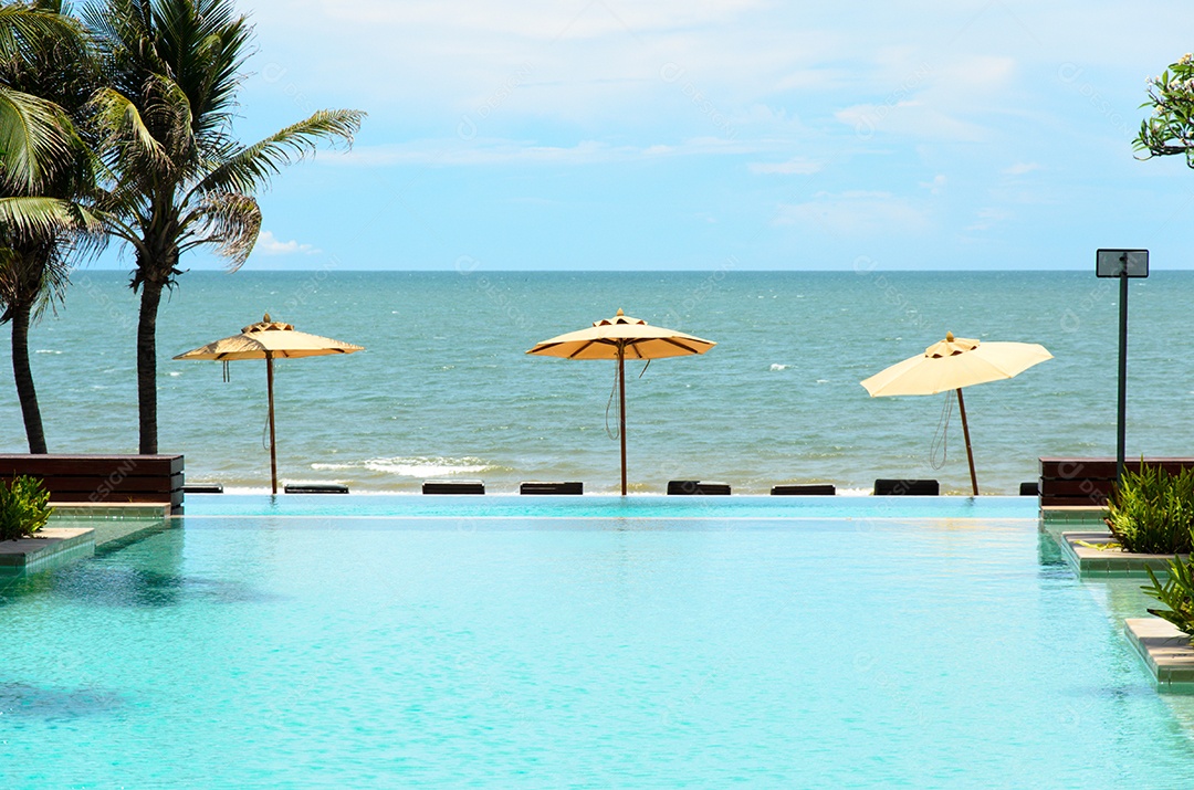 Piscina e mar na tailândia.