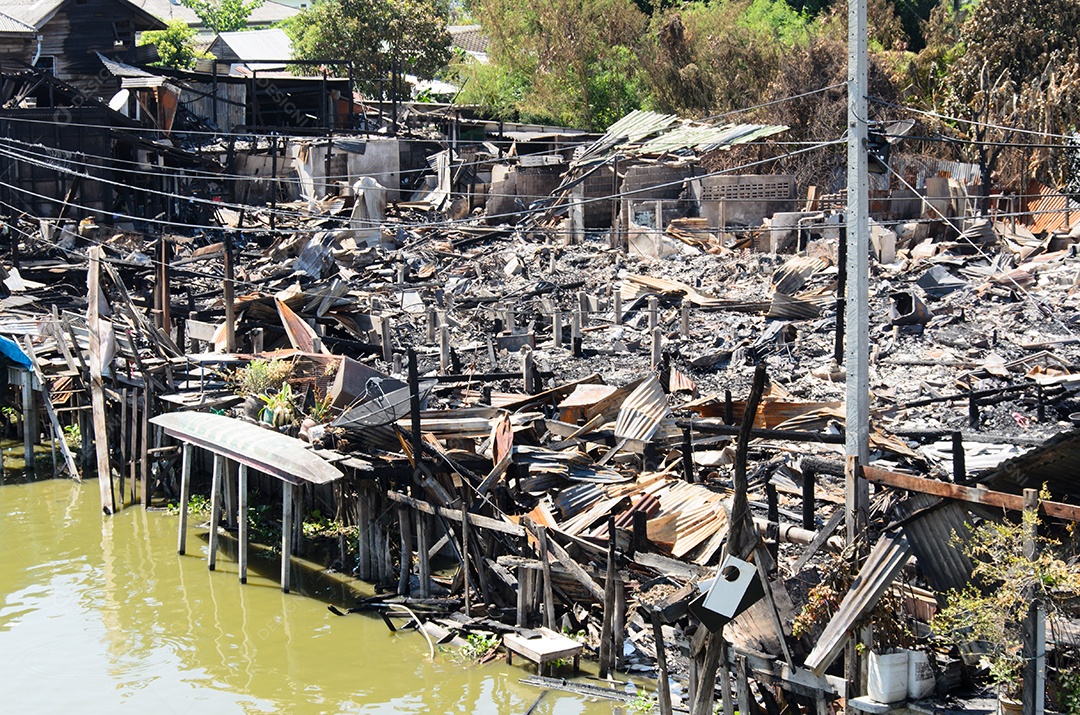Casa de madeira emoldurada completamente destruída pelo fogo.