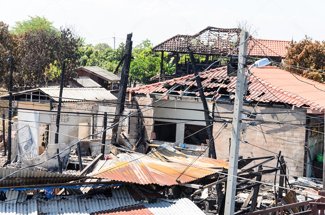 Casa de madeira emoldurada completamente destruída pelo fogo.