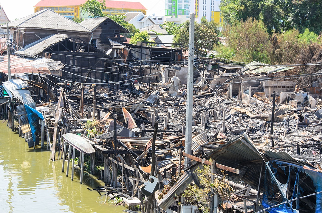 Casa de madeira emoldurada completamente destruída pelo fogo.