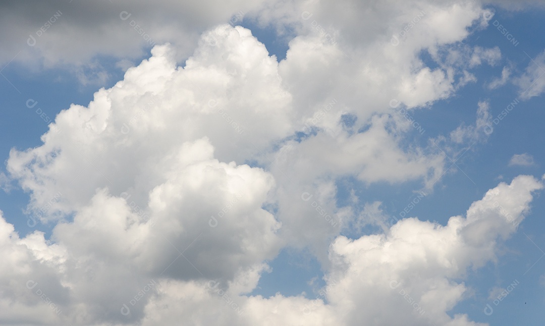 Nuvens bonitas e um dia de céu azul.