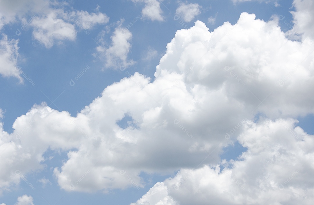 Nuvens bonitas e um dia de céu azul.