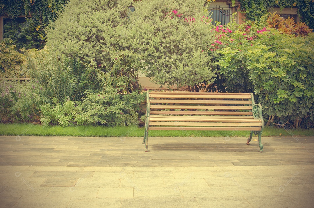 Cadeiras de madeira no jardim. Imagens antigas.