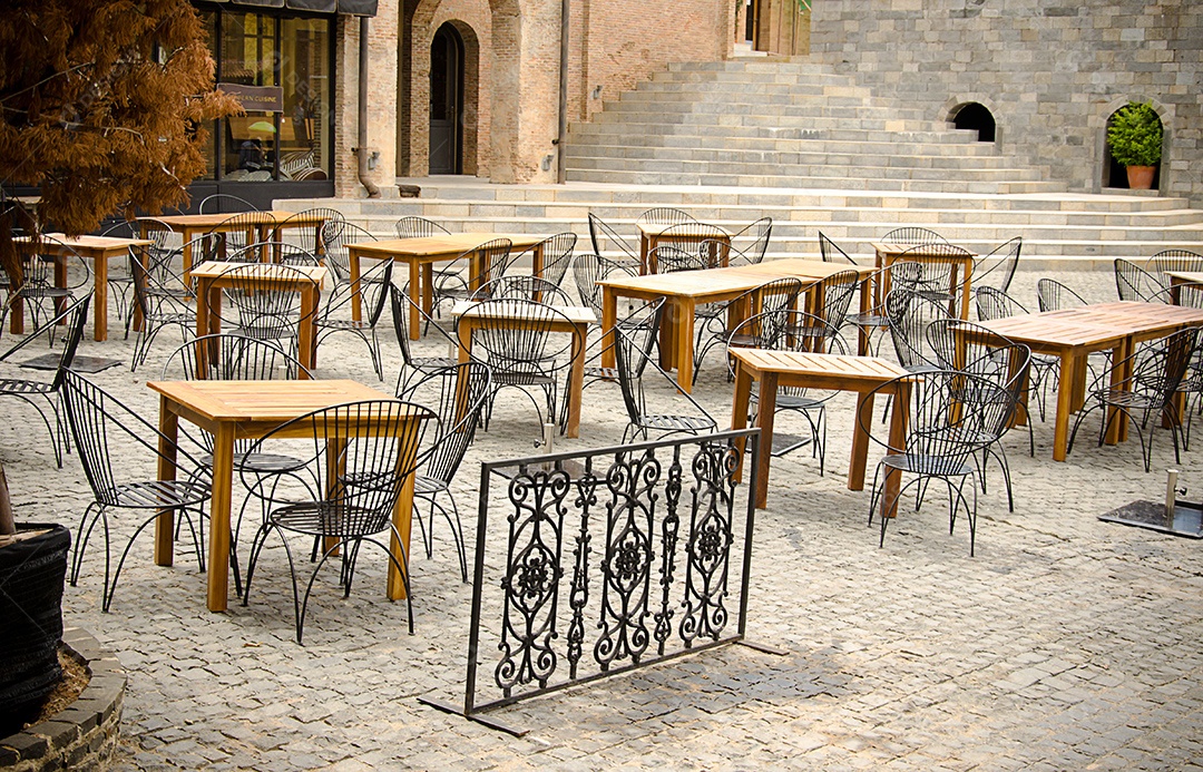 Cadeiras fora do restaurante. Imagens antigas.