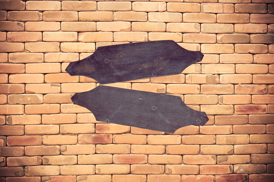 Placa de madeira na parede. Fotos antigas