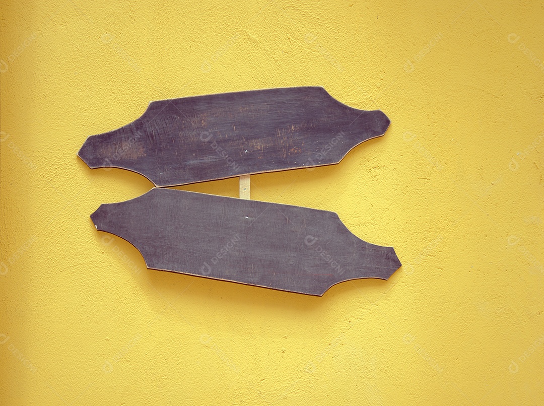 Placa de madeira na parede. Fotos antigas