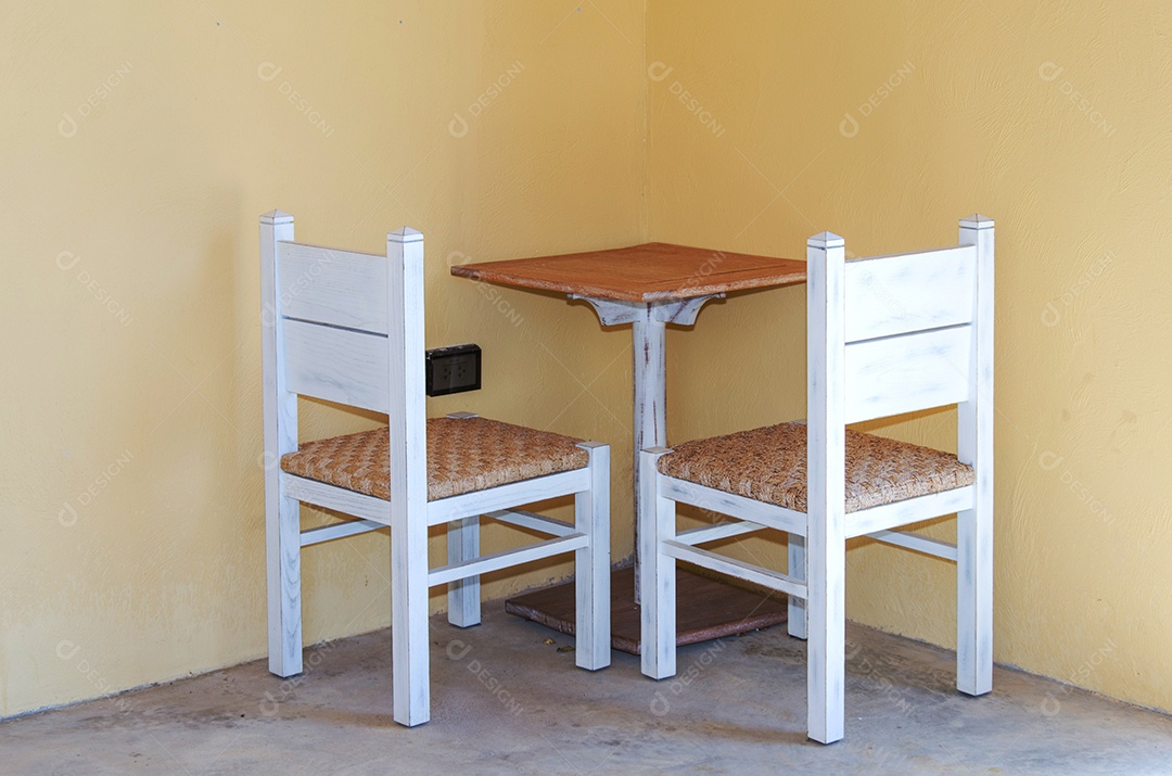 Mesas e cadeiras na sala.