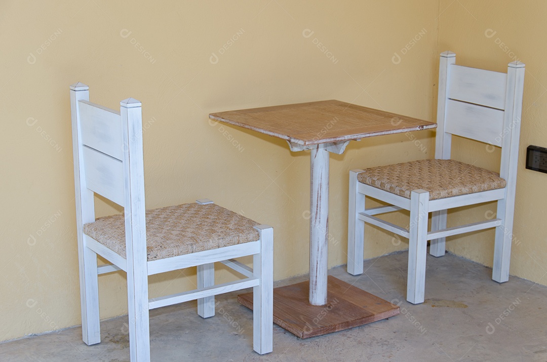 Mesas e cadeiras na sala.