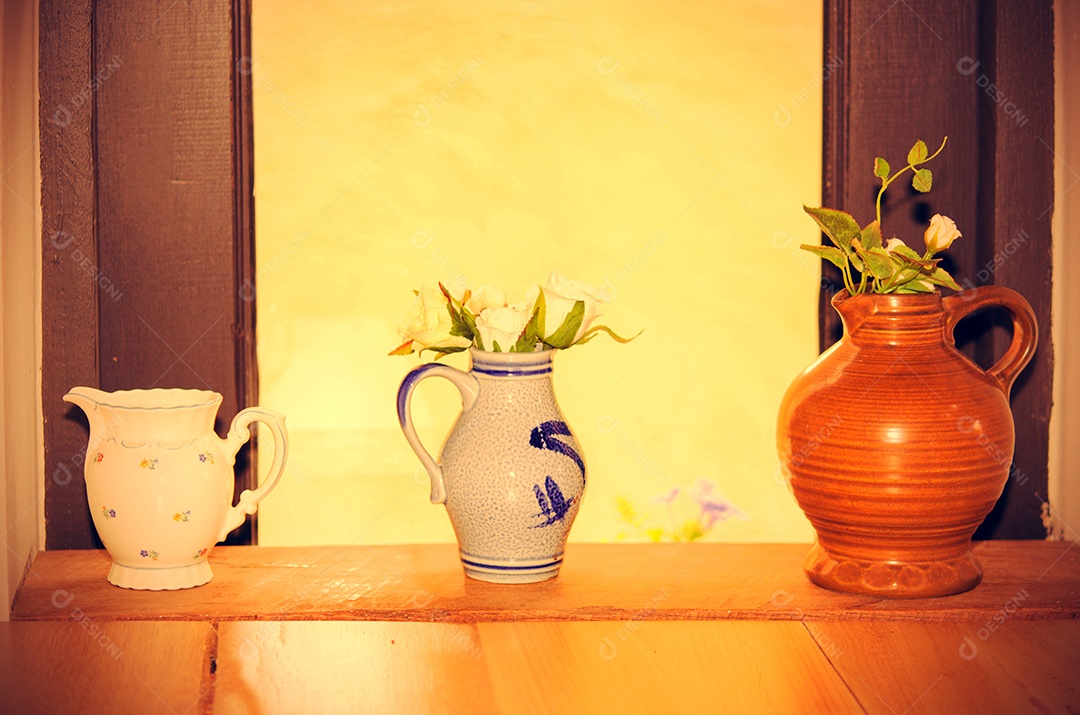 Flor de vaso na mesa. vintage.