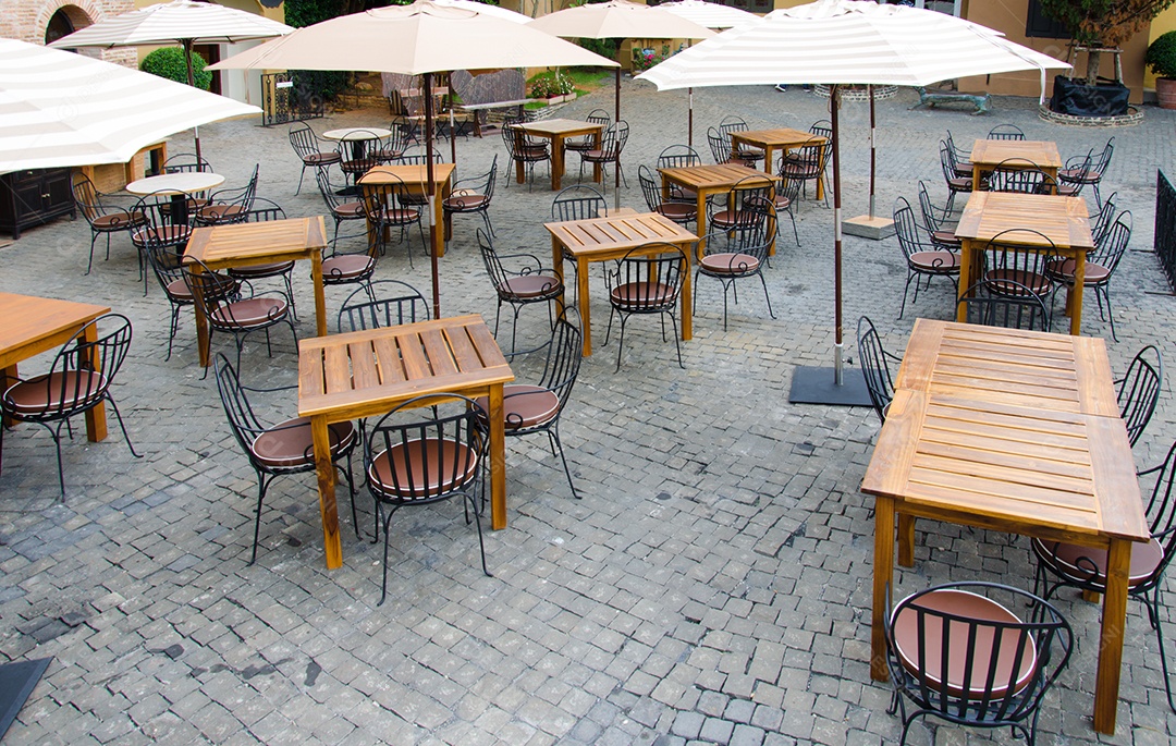 Cadeiras fora do restaurante.