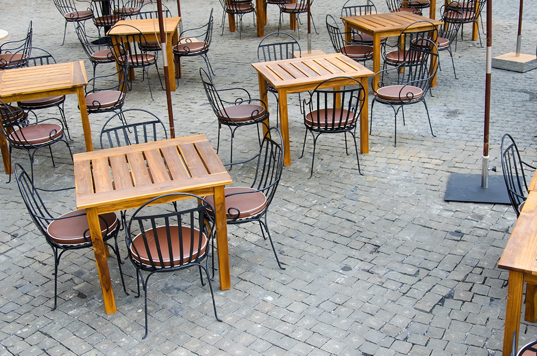 Cadeiras fora do restaurante.