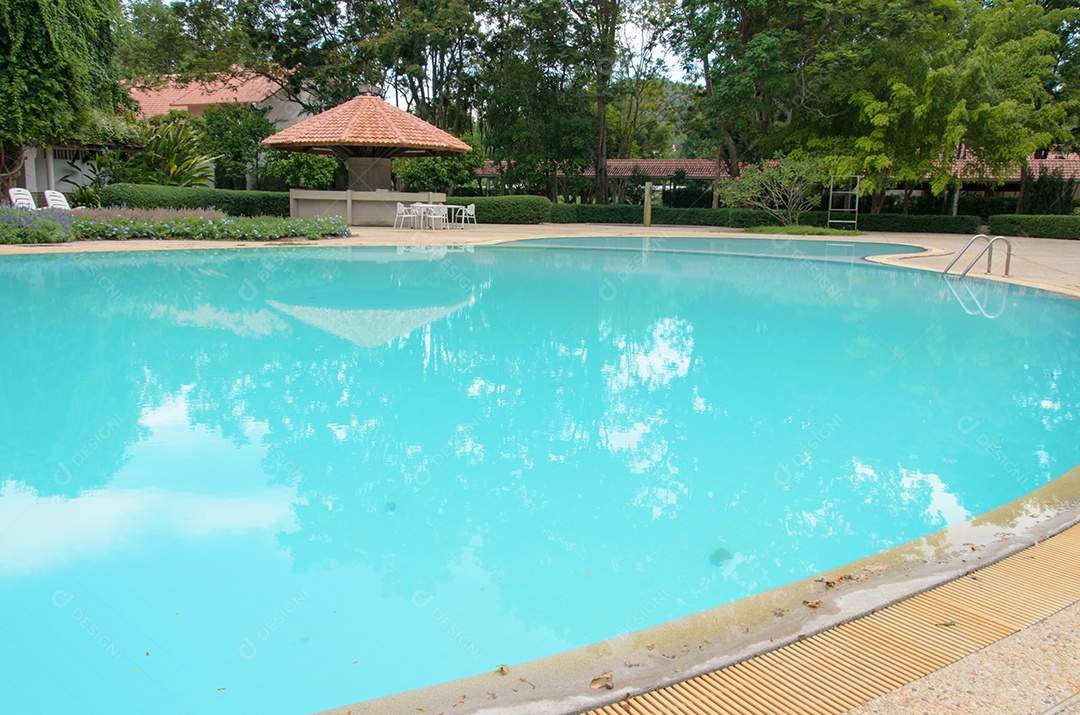 Detalhes da água azul da piscina.