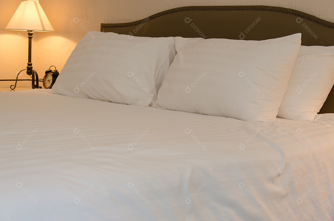 Almofadas na cama no quarto.