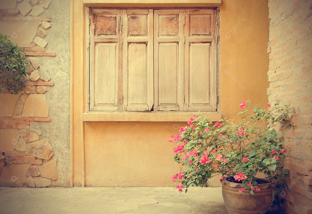 Janelas de madeira na parede. Fotografias antigas.