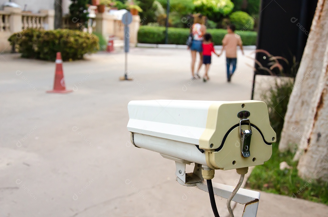 As câmeras de segurança ao ar livre no estacionamento.